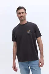 Remera de manga corta color gris oscuro, con cuello redondo y estampa pequeña en el pecho con diseño de montañas y texto.