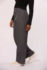 Pantalon sastrero de corte recto y tiro alto, con diseño de pinzas frontales, bolsillos laterales y cierre con botón.
