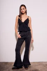 Blusa negra de algodón con breteles finos, escote en V con detalle de encaje y diseño con volados en el ruedo.