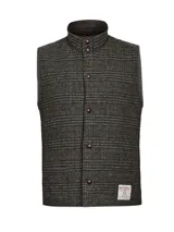 Chaleco de hombre con cuello alto, confeccionado en auténtica lana Harris Tweed con diseño de tartán en tonos marrones y grises. Presenta cierre frontal con botones, interior con relleno térmico y etiqueta distintiva de la marca en el ruedo.