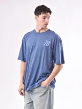 Remera azul con estampado del número 78 en el pecho. Corte holgado y cuello redondo.