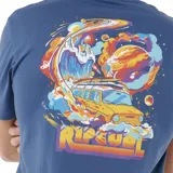 Remera azul de manga corta con cuello redondo y un pequeño logo de Rip Curl con tipografía estilo retro en tonos naranjas y amarillos en el pecho.