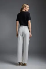 Pantalón de jean de corte recto color blanco.