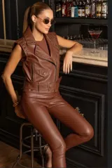Pantalón skinny de cuero negro con paneles laterales de tela.