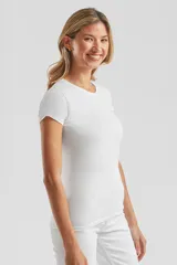 Remera de cuello redondo y manga corta, con corte entallado y diseño básico.