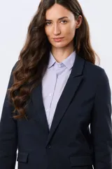 Blazer azul marino de corte entallado, confeccionado en algodón con elastano, con solapas clásicas y bolsillos frontales con solapa.