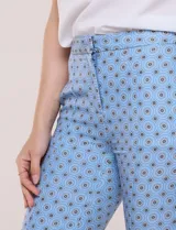 Pantalón de vestir de tiro alto marca Elie Tahari, con diseño semi-acampanado y estampado geométrico en tonos celestes y azules. Cuenta con pretina limpia, cierre frontal oculto y bolsillos laterales.