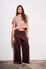 Pantalón deportivo de corte recto y holgado, confeccionado en algodón color marrón chocolate. Presenta una cintura elástica con cordón ajustable y una franja lateral decorativa en tono más claro.