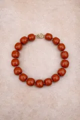 Collar de diseño artesanal compuesto por múltiples hileras de cuentas de resina pulida en una paleta de colores vibrantes que incluye tonos marrones, grises, verdes, naranjas y bordó.