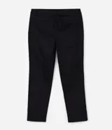 Pantalón de corte slim confeccionado en tejido de sarga, con cintura con trabillas, cierre tradicional y bolsillos laterales y traseros.