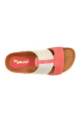 Sandalias bajas de cuero color beige con una tira ancha con textura croco color marrón claro.
