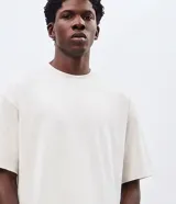 Remera masculina Blue Steel de manga corta y cuello redondo, con diseño liso y calce amplio de corte boxy.