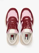 Zapatillas Tommy Jeans modelo Cleated Runner Suede Mix, de diseño urbano y deportivo con combinación de colores rosa, bordó, beige y blanco. Presentan suela dentada y detalles de la marca en el lateral.