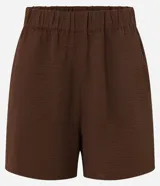 Short de mujer confeccionado en tejido airflow, caracterizado por su textura arrugada intencional. Presenta cintura elástica y bolsillos delanteros, ofreciendo un calce liviano y cómodo.