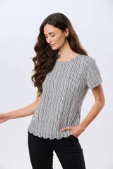 Blusa manga corta de cuello redondo con estampado floral en blanco y negro.