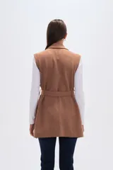 Chaleco largo de corte recto y diseño abierto, con solapas clásicas y bolsillos laterales. Confeccionado en poliéster, presenta una caída fluida y un estilo versátil ideal para superposiciones.