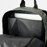 Mochila Rip Curl modelo Overtime con capacidad de 30 litros. Presenta un diseño estampado en tonos verdes con base y detalles en negro. Cuenta con compartimento principal con cierre, bolsillo frontal con cierre y manija superior.