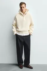 Zapato de vestir tipo derby color marrón, con parte superior lisa, horma redonda y suela con ligero tacón.