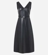 Vestido midi de corte evasé confeccionado en poliuretano con acabado que imita el cuero. Presenta escote en V, diseño sin mangas, recortes con costuras visibles en el tronco y cinturón fino integrado con hebilla metálica.