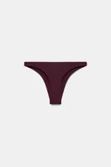 Braguita de bikini de tiro medio color bordó con cintura elástica y forro interior.