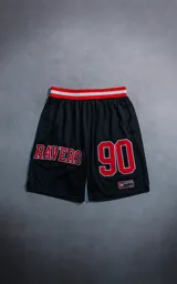 Bermuda deportiva negra de estilo basquetbol, con cintura elástica a rayas rojas y blancas. Presenta el texto 'RAVERS' y el número '90' estampados en rojo con borde blanco en el frente, además de una etiqueta decorativa en la parte inferior.