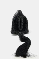 Bolso de mano tipo sobre con diseño trenzado y acabado efecto acharolado. Cuenta con cierre imantado, bolsillo interior con cremallera y detalle de borla lateral con pieza metálica.