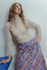 Falda midi de popelina de algodón con estampado a cuadros en tonos azul, rojo, amarillo y negro.