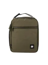 Set de accesorios de viaje color verde oliva, compuesto por una mochila, una lonchera y una cartuchera o neceser, todos con diseño minimalista y logo de la marca.