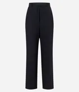 Pantalón de corte recto confeccionado en tejido satinado de viscosa y poliéster. Presenta pliegues delanteros marcados, cintura con trabillas y bolsillo trasero incorporado.