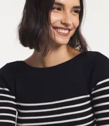Blusa de punto con textura acanalada, diseño de rayas horizontales en azul marino y blanco, escote barco y manga corta.