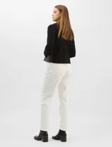 Chaqueta Sioni con frente de cuero sintético y mangas y espalda de tejido de punto. Presenta cuello a la base, cierre frontal con botones a presión y bolsillos delanteros.