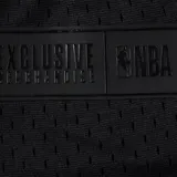 Short de básquetbol negro con cintura elástica morada y cordón ajustable. Presenta el logo de Los Angeles Lakers en la pierna derecha y el logo de la NBA en la pierna izquierda, con detalles en color morado en los bordes.