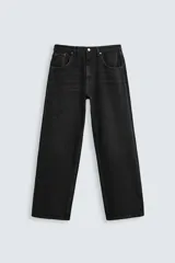 Pantalón de jean color negro con efecto lavado, de corte recto y tiro medio. Cuenta con cinco bolsillos, cierre frontal con cremallera y botón metálico.