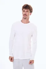 Remera de manga larga en color blanco, confeccionada en algodón, con cuello redondo y corte moderno.