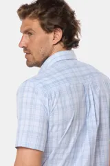 Camisa sport de manga corta a cuadros, color celeste, con cuello abotonado y cierre frontal con botones.