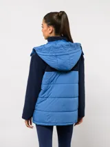 Parka de abrigo Umbro del Club Nacional de Football, con diseño bicolor que combina tejido polar blanco en la parte superior y tejido acolchado azul marino en la parte inferior. Cuenta con cierre frontal completo, cuello alto y bolsillos laterales.