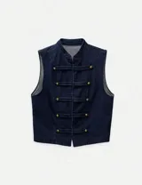 Chaleco de denim azul oscuro con cuello mao y cierre frontal mediante alamares con botones metálicos dorados.