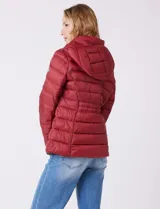 Campera puffer Michael Kors de color blanco, con diseño acolchado, cierre frontal metálico, bolsillos laterales con cierre y capucha desmontable. Incluye bolsa autoportante para guardado.