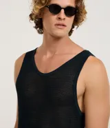 Musculosa de hombre color azul marino oscuro, con textura de tejido de ganchillo abierto y escote en V pronunciado.