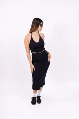 Pollera midi de punto canalé color negro, de corte ajustado.