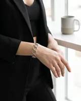 Pulsera tipo esclava de acero con diseño de eslabones circulares entrelazados.