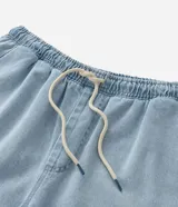 Bermuda de jean para hombre, color gris oscuro con efecto acid wash, cintura elástica con cordón de ajuste, bolsillos y tag aplicado.
