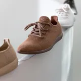 Zapatilla de diseño minimalista confeccionada en lana merino, con cordones al tono y suela de EVA. Presenta un estilo atemporal y versátil, ideal para uso diario.