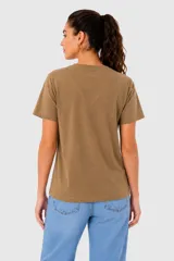 Remera de algodón de corte holgado, con cuello en V y mangas cortas.