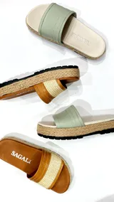 Sandalias planas con capellada de rafia y cuero color suela, suela revestida en yute trenzado y plataforma de 4 cm.