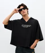 Remera de piquet de algodón con cuello polo y abertura en V. Presenta un corte overboxy holgado, mangas cortas y un estampado frontal con el lettering Energy.
