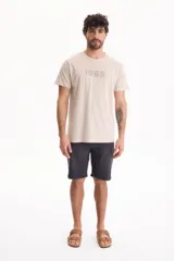 Remera regular fit de manga corta color beige, con cuello redondo y estampado frontal con el número 1969.