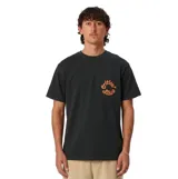 Remera negra de corte relajado, con cuello redondo, mangas cortas y estampa circular naranja en el pecho con texto.