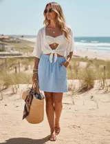 Skort blanco de algodón, marca Erika. Falda con pretina elastizada, lazo de ajuste y bolsillos laterales verticales. Incluye short interno.