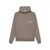 Hoodie de corte boxy fit marca Essentials Fear of God, color marrón taupe, con capucha sin cordones, bolsillo tipo canguro frontal y pequeño logo estampado en el pecho.